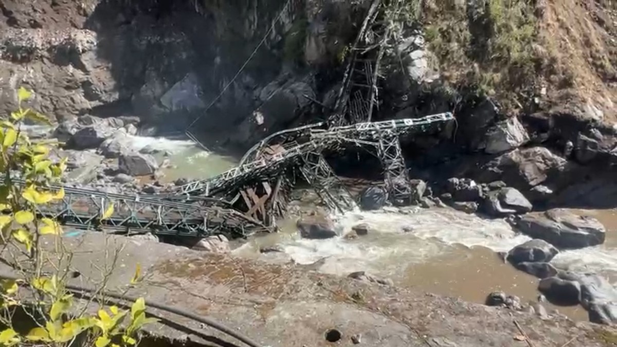 गोविंदघाट में बड़ा हादसा, पहाड़ी से चट्टान गिरने से हेमकुंड साहिब जाने वाला इकलौता पुल टूटा