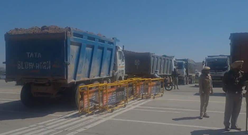 Farmers march after debate with CM 3 armed youths arrested Farmer Protest: CM ਨਾਲ ਬਹਿਸ ਤੋਂ ਬਾਅਦ ਕਿਸਾਨਾਂ ਦਾ ਮਾਰਚ, 3 ਹਥਿਆਰਬੰਦ ਨੌਜਵਾਨ ਗ੍ਰਿਫ਼ਤਾਰ, ਪੰਜਾਬ-ਚੰਡੀਗੜ੍ਹ ਸਰਹੱਦ ਸੀਲ, ਸੜਕਾਂ 'ਤੇ ਖੜ੍ਹਾਏ ਟਿੱਪਰ