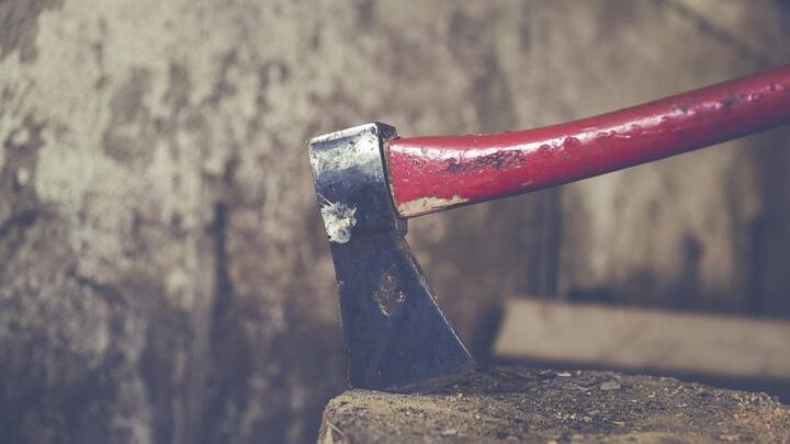 सबसे पहली और खतरनाक सजाओं में से एक है बीचों बीच से काट देने की सजा. ये तरीका एक वक्त पर इंग्लैंड में इस्तेमाल होता था. इसमें आदमी को घसीटते हुए सजा स्थल तक लेकर जाते हैं और फिर उसे बीचोबीच से काट देते थे.