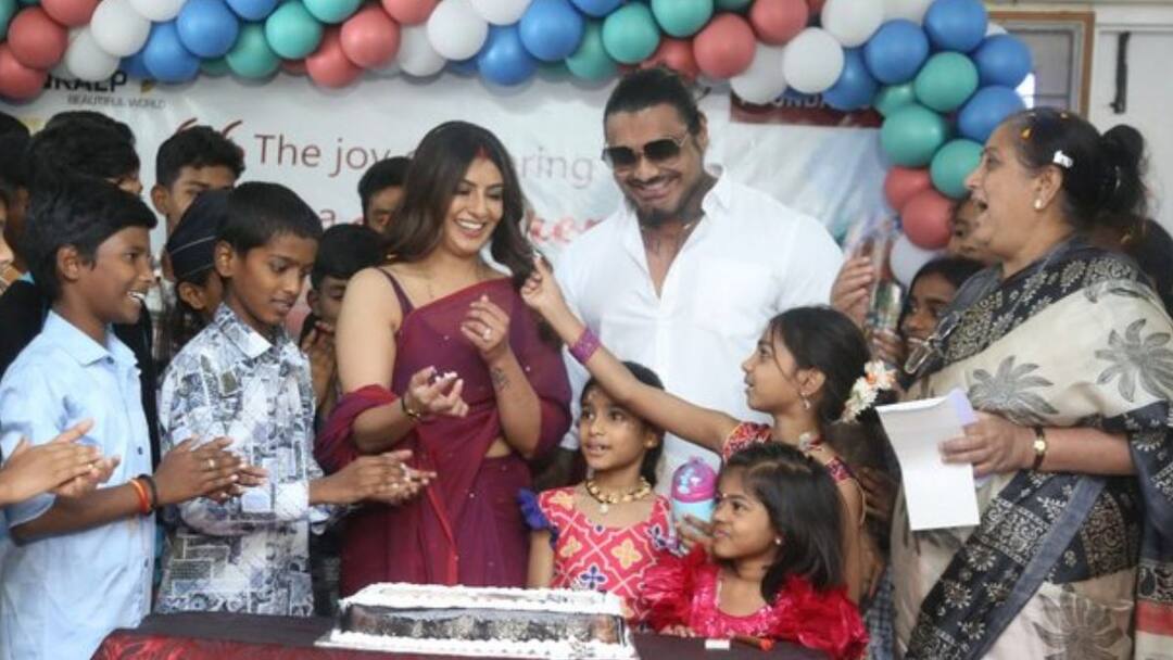 actress varalaxmi Sarathkumar celebrates her birthday with cancer affected children பிறந்தநாளில் புற்று நோய் குறித்து விளிப்புணர்வு ஏற்படுத்திய வரலட்சுமி சரத்குமார்...
