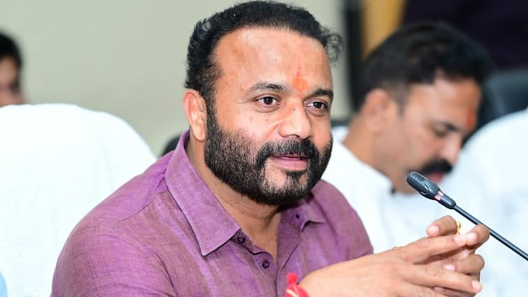 Maharashtra minister jaykumar gore sent obscene picture to a woman bjp keeps mum on the issue CM devendra fadnavis chandrashekhar bawankule Maharashtra: CM देवेंद्र फडणवीस के करीबी मंत्री ने महिला को भेजी आपत्तिजनक फोटो, चंद्रशेखर बावनकुले ने क्या कहा?