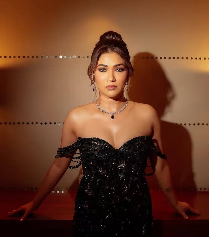 રિદ્ધિમા બ્લેક કલરના ઓફ શૉલ્ડર ડીપ નેક બૉડીકૉનમાં ખૂબ જ ગ્લેમરસ લાગી રહી છે. તેના ફોટોશૂટના દરેક ફોટામાં તેની સુંદરતા સ્પષ્ટપણે દેખાય છે. તેના ડ્રેસ પરના સ્તરવાળા મોતીના પટ્ટાઓ તેના દેખાવમાં વધારો કરતા હતા. ન્યૂનતમ મેકઅપ તેના ડ્રેસને પૂરક બનાવી રહ્યો હતો.