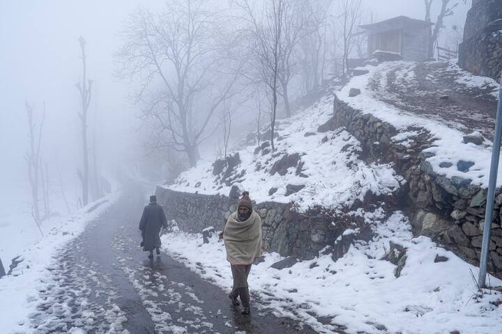 जम्मू-कश्मीर के बरामूला, गुलमर्ग, सोनमर्ग, कोकरनाग, पहलगाम, कुपवाड़ा सहित कई इलाकों में 10 से 12 मार्च तक बारिश और बर्फबारी की आशंका जताई गई है. जिससे तापमान में काफी गिरावट दर्ज की जाएगी