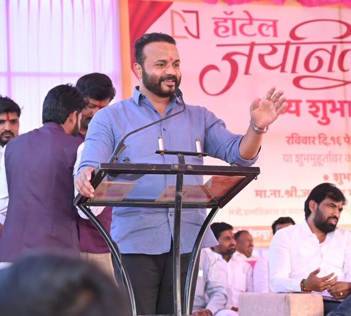 धनंजय मुंडे आणि माणिकराव कोकाटे यांच्यानंतर महायुतीचा आणखी एक मंत्री अडचणीत आला आहे. ग्रामविकास मंत्री आणि भाजपाचे नेते जयकुमार गोरे एका महिलेच्या मागे लागल्याचा आरोप ठाकरे गटाचे खासदार संजय राऊत यांनी केला आहे.