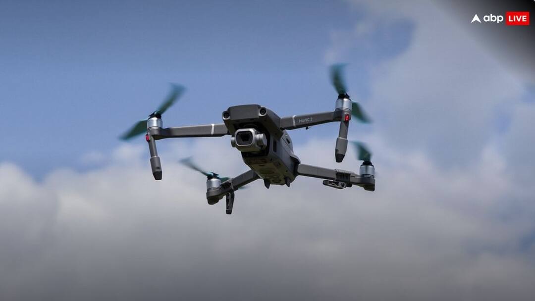 India Bangladesh border Muhammad Yunus Government deployed TB 2 Bayraktar Turkish Drones 20-20 घंटे ड्रोन्स से भारत पर रखी जा रही नजर, किस मिशन के तहत बांग्लादेश ने मुस्लिम देश से खरीदे खतरनाक हथियार?