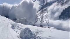 शीशा बंद कर लो... अचानक दरकने लगे बर्फ के पहाड़, देखें सोनमर्ग हिमस्खलन की डरावनी तस्वीरें