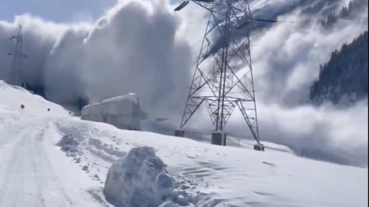 यह घटना कैमरे में कैद हो गई जिसमें नजर आ रहा है कि पहाड़ी इलाके में अचानक से बर्फ का एक तूफान उठता है और एक ट्रक को अपनी चपेट में ले लेता है.