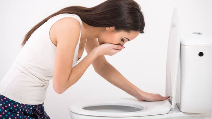 तबीयत खराब की वजह से अगर उल्टी हो जाती है तो भी रोजा नहीं टूटता है, लेकिन अगर कोई जानबूझकर उल्टी करे तो रोजा टूट जाता है. अगर किसी ने जानबूझकर उल्टी की है तो वो अपना रोजा कजा अदा करे, यानि बाद में रोजा रखे.