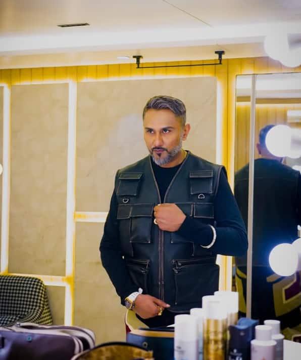 During the weight loss, Honey Singh avoided processed food, sugar and alcohol and took energy from natural and nutritious food. Not only the diet, Honey Singh also followed the Intens Workout Routine for Weight Loss. For muscle building and fat loss, he did strength training, while taking a cardio session to burn calories. He did 20-25 high rap training. Whether in the morning or late night, he never left a workout session.