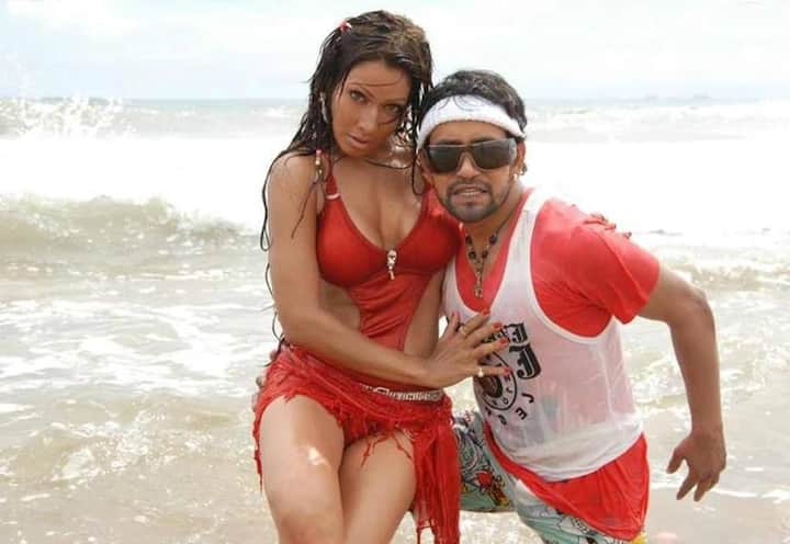 दिनेश लाल यादव निरहुआ का नाम एक दौर की टॉप एक्ट्रेस रहीं पाखी हेगड़े संग जुड़ा था. निरहुआ और पाखी दोनों शादीशुदा थे और उन्हें लेकर कहा जाने लगा था कि दोनों आपस में ही रिलेशनशिप में हैं.