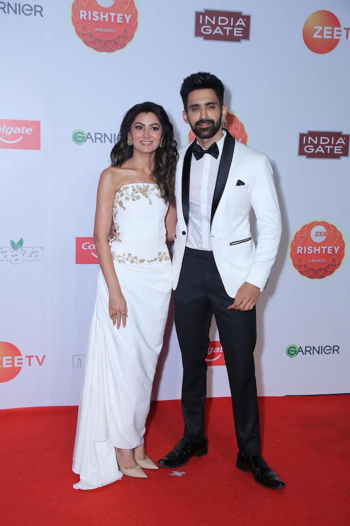 The dashing Arjit Taneja and the graceful Sriti Jha mesmerised in elegant white.