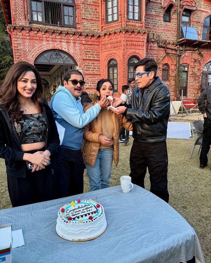 शो के 10 साल पूरे होने पर पूरी स्टार कास्ट से केक काटा. फोटो में मनमोहन देसाई और विभूतिजी अंगूरी भाभी को केट खिलाते नजर आ रहे हैं.