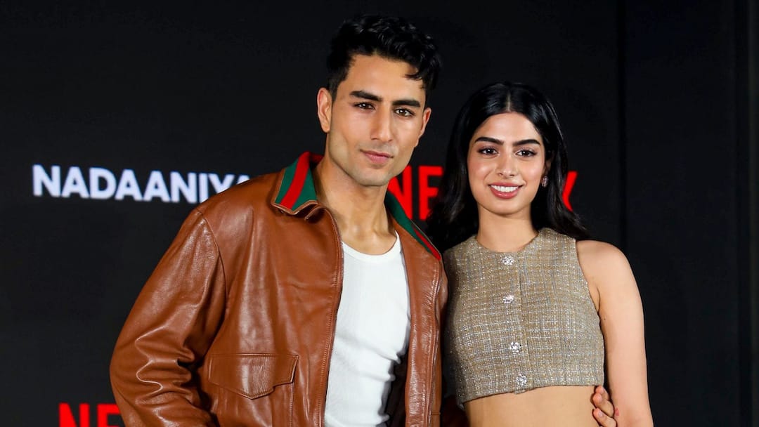 নজর কাড়লেন রেখা, একাই এলেন জাহ্নবী! ইব্রাহিম-খুশির ছবির প্রিমিয়ারে তৈরি হল কত গল্প! নজর কাড়লেন রেখা, একাই এলেন জাহ্নবী! ইব্রাহিম-খুশির ছবির প্রিমিয়ারে তৈরি হল কত গল্প!