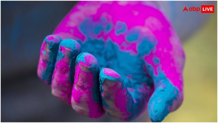 होली पर लाल रंग भी बेहद खास होता है.यह रंग आप अपने जीवनसाथी या प्रेमी को लगा सकते हैं. दरअसल, यह रंग प्यार, ऊर्जा और साहस को दर्शाता है.