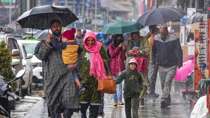 বজ্রবিদ্যুৎ সহ হালকা বৃষ্টির সম্ভাবনা উত্তরবঙ্গে। শনিবার বিক্ষিপ্তভাবে এই বৃষ্টি হতে পারে উত্তরবঙ্গের চার জেলায়। আজ শুষ্ক আবহাওয়া উত্তরবঙ্গে। আগামীকাল দার্জিলিং, জলপাইগুড়ি ও কালিম্পংয়ের পার্বত্য এলাকাতেও হালকা বৃষ্টির পূর্বাভাস।