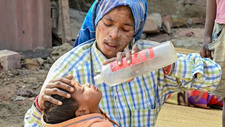 আগামী সপ্তাহের শুরুতেই কলকাতার তাপমাত্রা ফের ৩৪-৩৫ ডিগ্রি সেলসিয়াস ছুঁতে পারে। জেলায় জেলায় তাপমাত্রা ৩৮ ডিগ্রি সেলসিয়াসে উঠে যেতে পারে বলে অনুমান আবহাওয়া দফতরের। ১০ মার্চ থেকে তাপমাত্রা আরও অনেকটা বাড়বে বলে অনুমান আবহাওয়া দফতরের।