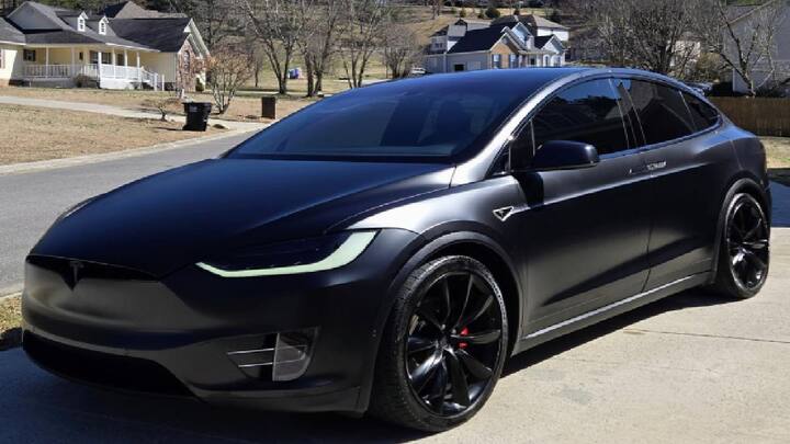 भाडे कराराच्या प्रमुख गोष्टी टेस्लाचा भाडेकरार 5 वर्षांसाठी असेल. 16 फेब्रुवारी 2025 पासून भाडेकरार कालावधी सुरु झाला आहे. 16 फेब्रुवारी ते 31 मार्च 2025 पर्यंतच्या काळात भाडं आकारलं जाणार नाही. दरमहा भाड 35 लाख 26 हजार 665 रुपये द्यावं लागेल. सुरक्षा ठेव म्हणून 2,11,59,9990 (2.11) कोटी रुपये भरले.