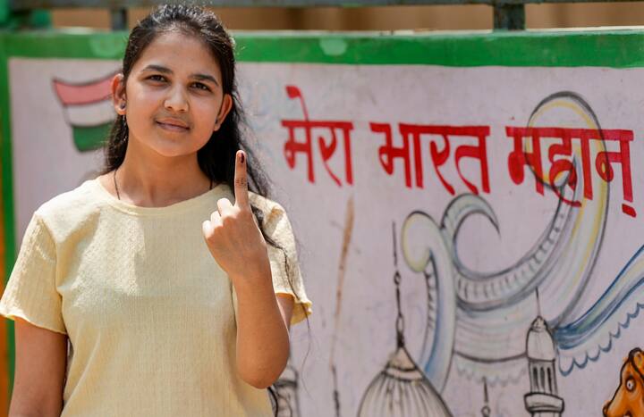 এই অবস্থায় ভোটাররা চাইলে, ঘরে বসেই নিজের EPIC নম্বর (ভোটার কার্ডের উপরে উল্লেখ করা থাকে) বা মোবাইল নম্বরের সাহায্যে অনায়াসে অনলাইনে দেখে নিতে পারবেন আপনার নাম কীভাবে রয়েছে ভোটার কার্ডে