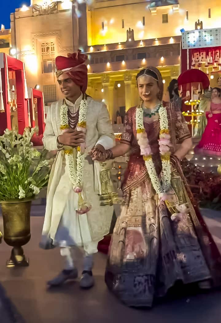 एमपी के पूर्व सीएम और केंद्रीय कृषि मंत्री शिवराज सिंह चौहान के बड़े बेटे कार्तिकेय चौहान गुरुवार (6 मार्च) को लिबर्टी शू कंपनी के डायरेक्टर अनुपम बंसल की बेटी अमानत के साथ विवाह के बंधन में बंध गए.