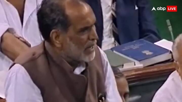 गर्म स्वभाव के लिए मशहूर चंद्रशेखर का जन्म उत्तर प्रदेश के बलिया जिले के इब्राहिमपट्टी में हुआ. उनके पिता एक किसान थे. इलाहाबाद यूनिवर्सिटी में ही वह समाजवादी आंदोलन से जुड़ गए थे. राजनीतिक करियर की शुरुआत मनोहर लोहिया के साथ की थी. 8 जुलाई 2007 को बीमारी के चलते चंद्रशेखर का निधन दिल्ली में हुआ.