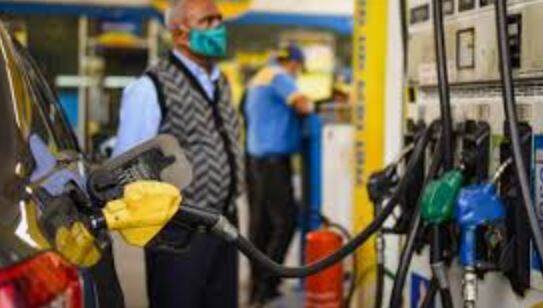 हैदराबादबद्दल बोलायचे झाले तर पेट्रोल 107.41 रुपये आणि डिझेल 95.70 रुपये प्रति लिटर आहे.