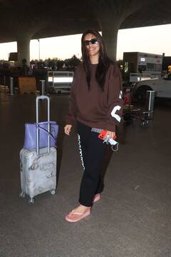 Celebs Spotted: कियारा संग एयरपोर्ट पर स्पॉट हुए सिद्धार्थ मल्होत्रा, तो IIFA के लिए जयपुर पहुंचीं माधुरी दीक्षित, देखें तस्वीरें