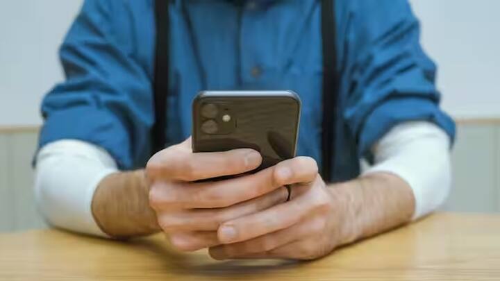 Smartphone Hidden App: ઘણી વખત લોકોના સ્માર્ટફોનમાં છૂપાયેલી એપ્સ હોય છે જેનો તેઓ ઘણી જગ્યાએ ઉપયોગ કરે છે. બીજીબાજુ, જો તમને પણ લાગે કે તમારા પાર્ટનરના સ્માર્ટફોનમાં કોઈ છુપાયેલી એપ છે, તો ચિંતા કરવાની કોઈ જરૂર નથી. તમે તમારા સ્માર્ટફોનમાં છુપાયેલી આ એપને સરળતાથી શોધી શકો છો. આ સિવાય તમે સ્માર્ટફોનમાં હાજર બધી ગુપ્ત માહિતી સરળતાથી જાણી શકો છો. ચાલો જાણીએ કે પદ્ધતિ શું છે...