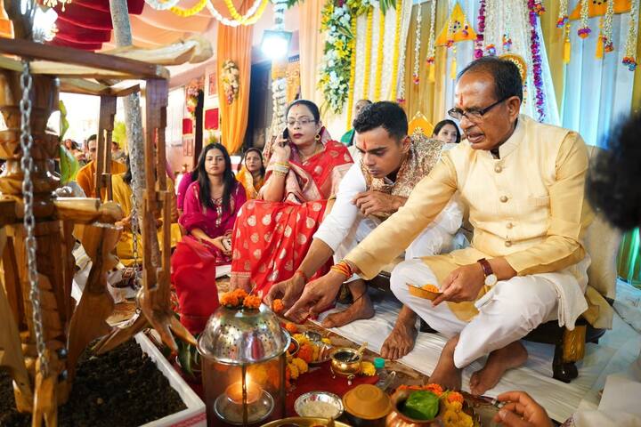 मध्य प्रदेश के लोगों को राजस्थान का भोजन पसंद है. इसके अलावा, राजस्थान में कई ऐतिहासिक इमारत भी है जो खूबसूरती को चार चांद लगाती है.