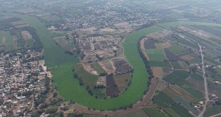 नदीच्या प्रवाहावर पानवेली साचल्याने जणूकाही क्रिकेटचे मैदानाचा असल्याचे भासत आहे.