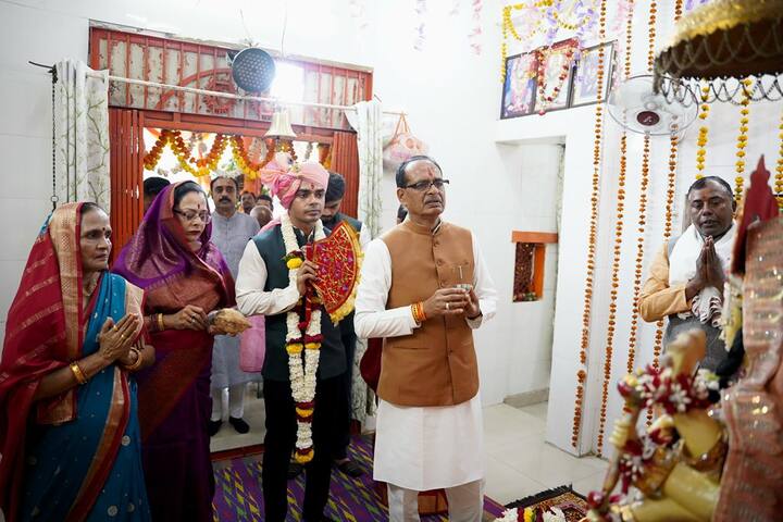 एमपी से राजस्थान जाने के लिए सड़क रेल और वायु मार्ग से काफी साधन उपलब्ध हैं. इसके अलावा, दोनों ही प्रदेश आपस में मध्य प्रदेश की सीमा से पूरी तरह जुड़े हुए हैं.