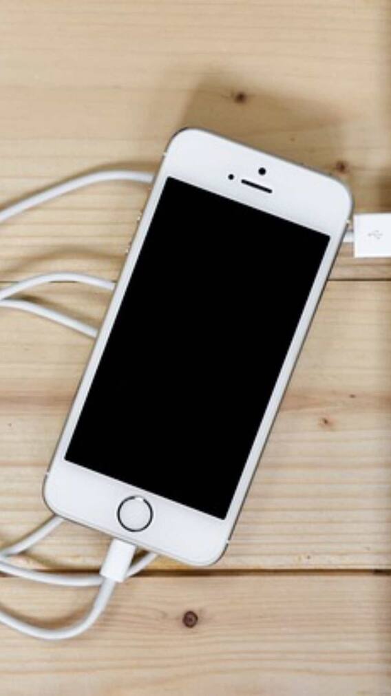 iPhone और Samsung स्मार्टफोन के साथ क्यों नहीं मिलता है चार्जर! खुल गया राज