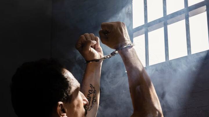 ছোটবেলা থেকেই আমাদের শেখানো হয় যে কিছু ভুল কাজ করলে আমাদের কঠিন শাস্তি দেওয়া হবে। ভুল অপরাধে পরিণত হলে আইন অনুযায়ী শাস্তির আলাদা বিধান রয়েছে।