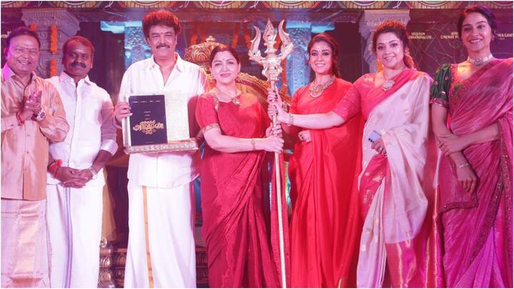 Nayanthara at Mookuthi Amman 2 Launch: 'మూకుత్తి అమ్మన్ 2' చెన్నైలో పూజ కార్యక్రమాలతో ప్రారంభమైంది. దీనికి నయనతార, రెజీనా హాజరు అయ్యారు. ఆ ఫోటోలు చూడండి. 