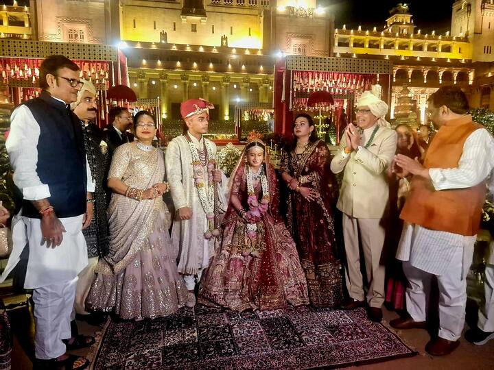 शिवराज सिंह चौहान के बेटे कार्तिकेय चौहान की शादी में बीजेपी नेता और पूर्व विधायक राजेंद्र राठौर ने भी शिरकत की और वर-वधू को शुभकामनाएं दी.