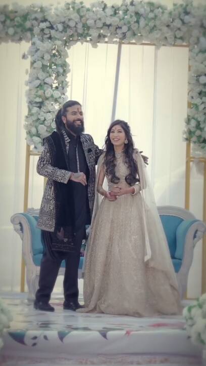दोनों एक-दूजे का हाथ थामे एंट्री लेते दिखे. ऋतिका और अनुराग अपनी सगाई में बहुत खुश और एक्साइटेड नजर आए.