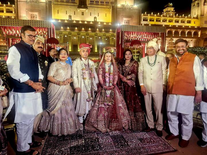 कार्तिकेय चौहान ने अमेरिका में पढ़ाई की है. उन्होंने साल 2022 में पेन्सिल्वेनिया यूनिवर्सिटी से लॉ की डिग्री प्राप्त की है. वो राजनीति में दिलचस्पी रखते हैं. कार्तिकेय चौहान की दुल्हन बनीं अमानत बंसल ने भी ब्रिटेन की प्रतिष्ठित ऑक्सफोर्ड यूनिवर्सिटी से साइकोलॉजी की पढ़ाई की है.