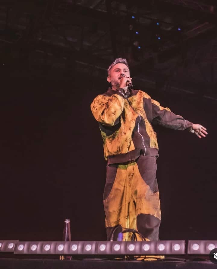 रैपर यो-यो हनी सिंह ने सिर्फ 30  दिन में 17 किलो वजन घटा दिया है. इसके लिए उन्होंने काफी मेहनत की और ट्रेनर की मदद ली. रैपर (Honey Singh) ने खानपान से लेकर फिटनेस तक का पूरा ध्यान रखा. सुबह से लेकर रात तक एक सही रूटीन फॉलो किया. अगर आपका भी वेट काफी ज्यादा बढ़ गया है और कम करना चाहते हैं, तो हनी सिंह के टिप्स आजमा सकते हैं. आइए जानते हैं..