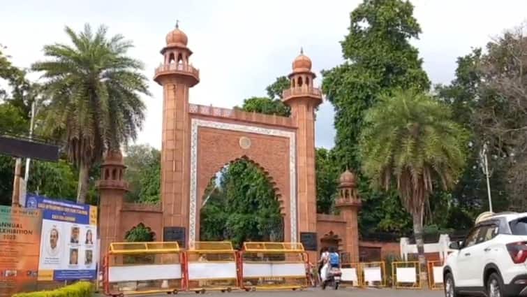 अलीगढ़ मुस्लिम यूनिवर्सिटी में होली मिलन समारोह आयोजन की नहीं मिली अनुमति, चेतावनी दी Holi celebration not allowed in Aligarh Muslim University Hindu students protested ann अलीगढ़ मुस्लिम यूनिवर्सिटी में होली मिलन समारोह आयोजन की नहीं मिली अनुमति, चेतावनी दी