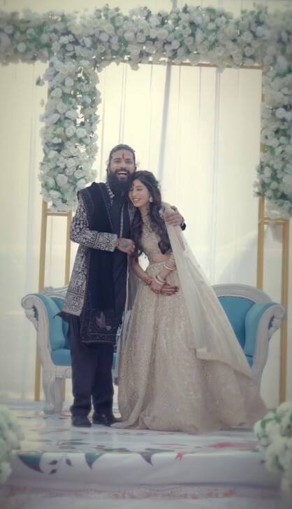 ऋतिका ने अपने लुक को मैचिंग नेकलेस, चूड़ियां और साइड पार्टेड हेयरस्टाइल से कंप्लीट किया. उन्होंने अपने मेकअप को न्यूड रखा.