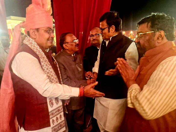 केंद्रीय मंत्री शिवराज सिंह चौहान के बेटे कार्तिकेय चौहान के शादी समारोह में राजस्थान के सीएम भजनलाल शर्मा भी पहुंचे और नवदंपत्ति को शुभकामनाएं दीं
