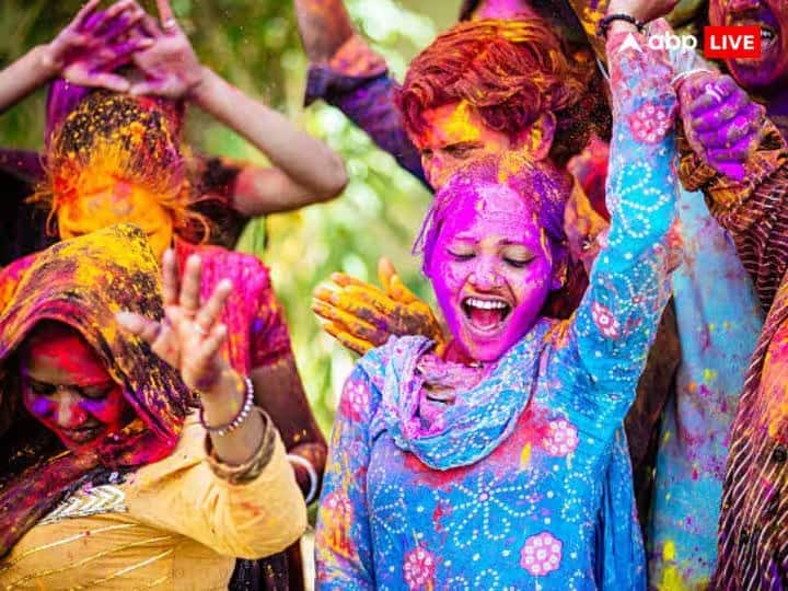 हिंदू धर्म मान्यतेनुसार, 2025 या नवीन वर्षाची यंदाची होळी 14 मार्च रोजी म्हणजेच शुक्रवारी साजरी केली जाणार आहे.