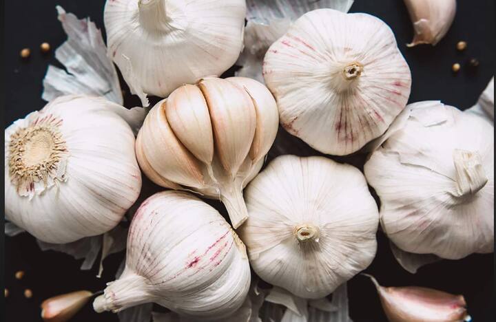 त्यामुळे शेतकऱ्याकडे असलेला लसुन त्यांना चांगले पैसे मिळवून देत आहे.