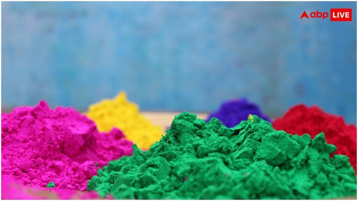 इसी तरह होली पर नीला रंग स्थिरता, शांति का प्रतीक है. वहीं हरा रंग नई शुरुआत की तरफ इशारा करता है. आप हरा रंग अपने से छोटी उम्र के लोगों और बच्चों पर भी इस्तेमाल कर सकते हैं.