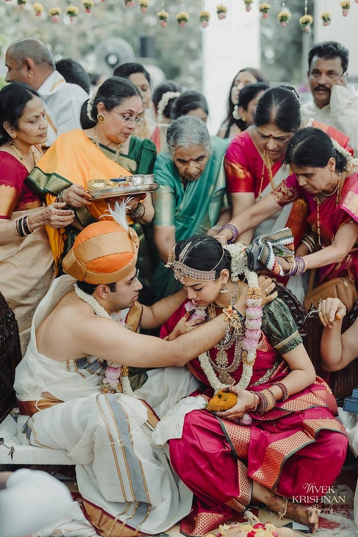 Tejasvi Surya wedding : भाजपचे युवा नेते आणि खासदार तेजस्वी सूर्या यांनी 6 मार्च रोजी क्लिसिकल सिंगर आणि भरतनाट्यम डान्सर शिवश्री स्कंदप्रसाद हिच्याशी विवाह केलाय.