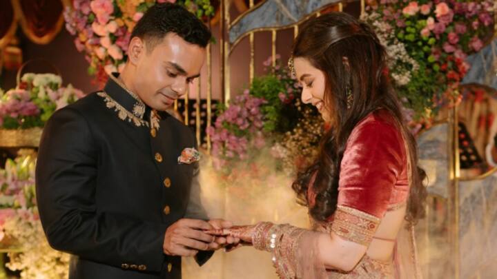 शिवराज सिंह चौहान के बेटे की शादी में सम्मिलित होने के लिए राजस्थान के राज्यपाल हरिभाऊ बागडे, राजस्थान के मुख्यमंत्री भजनलाल शर्मा, उपमुख्यमंत्री दीया कुमारी, उपमुख्यमंत्री प्रेमचंद बैरवा समेत तमाम नेताओं के नाम वीवीआईपी गेस्ट की लिस्ट में शामिल है.