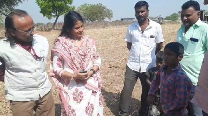 अधिकाऱ्यांना आणि शास्त्रज्ञांना दगड कसा पडला हे सांगताना वडवणी गावातील मुलं प्रचंड उत्साहात मोठा आवाज झाल्याचं सांगत होते .