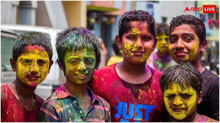 होली के दिन पीला रंग का इस्तेमाल सुख-शांति और मेंटल ग्रोथ का प्रतीक होता है. आप इस रंग को अपने से बड़े और गुरुओं को लगा सकते हैं. यह रंग ज्ञान और प्रसन्नता का भी प्रतीक है.