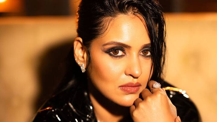 সঙ্গে থাকবেন প্রিয়ঙ্কা সরকার (Priyanka Sarkar) ও তথাগত মুখোপাধ্যায় (Tathagata Mukherjee)। ছবির নাম 'ভামিনী' (Bhamini)। গ্রামবাংলার জীবনযাত্রা, সংস্কৃতি থেকে শুরু করে এক ক্রাইম থ্রিলারের গল্প বলবে এই ছবি।