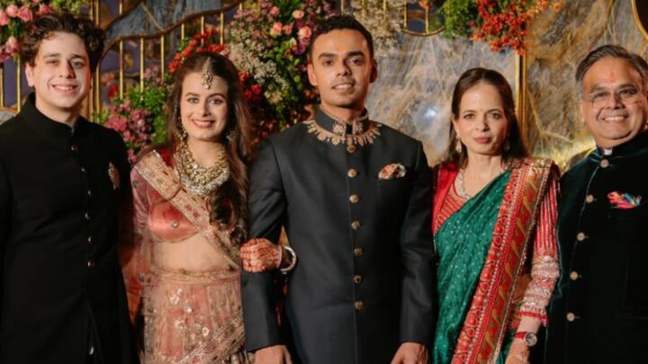 यह भव्य समारोह जोधपुर के उम्मेद पैलेस में आयोजित किया जा रहा है, जिसमें देश-प्रदेश की कई प्रमुख राजनीतिक हस्तियां भी शामिल होंगी. परिवार के करीबी लोग और उद्योग जगत के कई दिग्गज भी इस समारोह का हिस्सा बनेंगे.