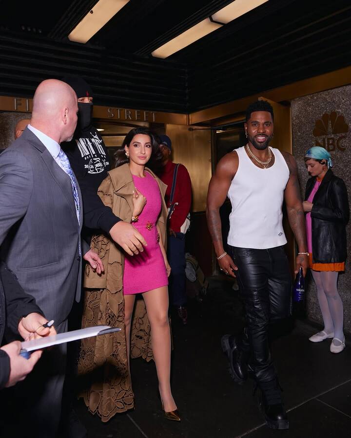 નોરા ફતેહીને ફેશન આઇકોન તરીકે જોવામાં આવે છે. નોરા ફતેહીનો લુક સોશિયલ મીડિયા પર કહેર વર્તાવવા માટે પૂરતો છે.